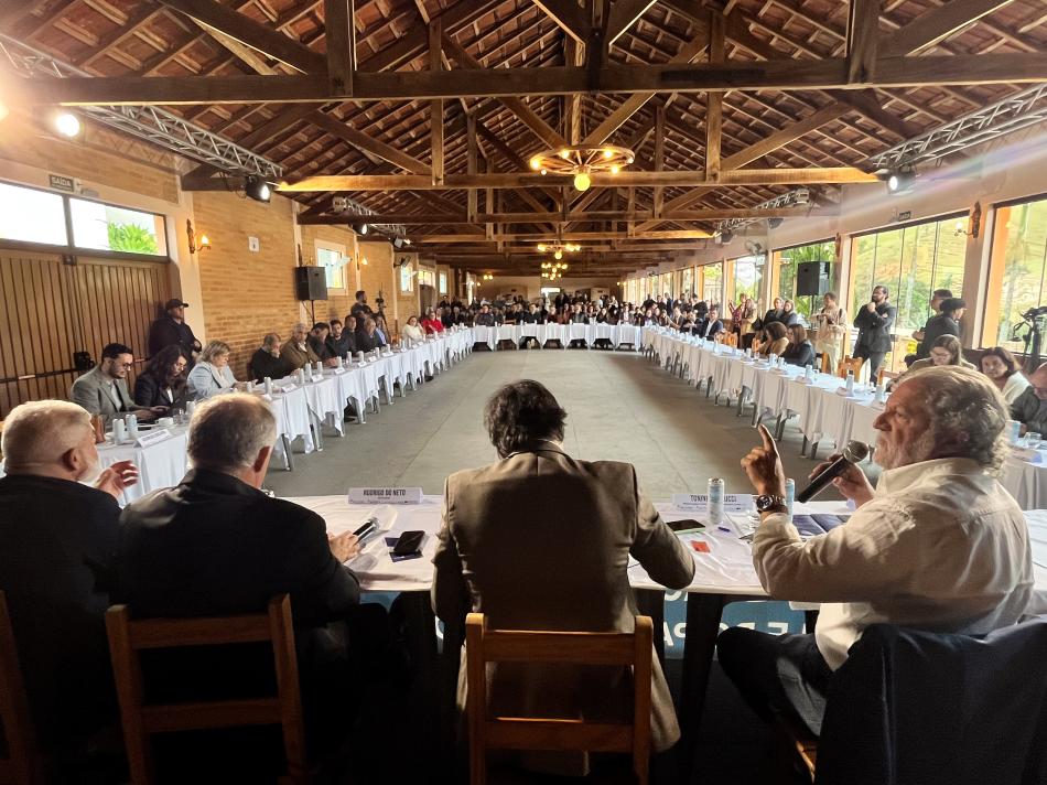 colucci-lidera-encontro-com-prefeitos-da-rmvale-ln-e-reforca-defesa-por-mais-apoio-a-educacao-2.jpg