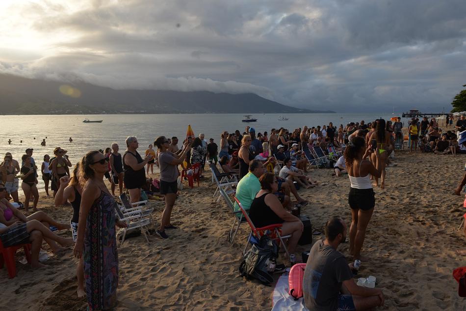 ilhabela-jam-movimenta-praia-do-pereque-com-musica-improviso-e-talentos-locais-neste-final-de-semana.jpg