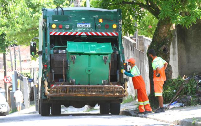 ilhabela-reforca-coleta-de-lixo-e-alerta-que-descarte-irregular-compromete-limpeza-da-cidade-3.jpeg