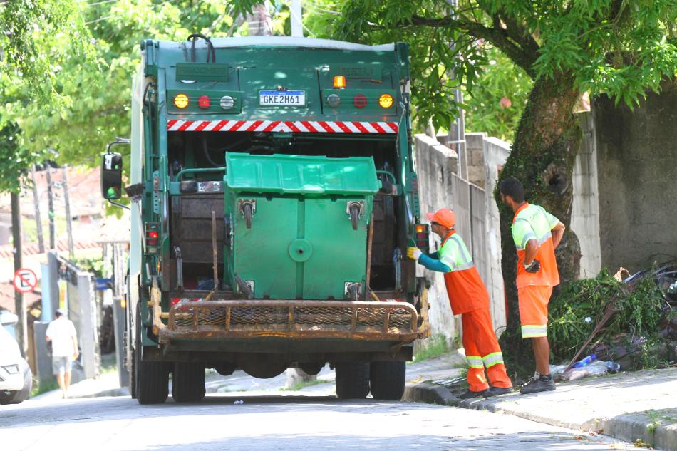 ilhabela-reforca-coleta-de-lixo-e-alerta-que-descarte-irregular-compromete-limpeza-da-cidade-3.jpeg