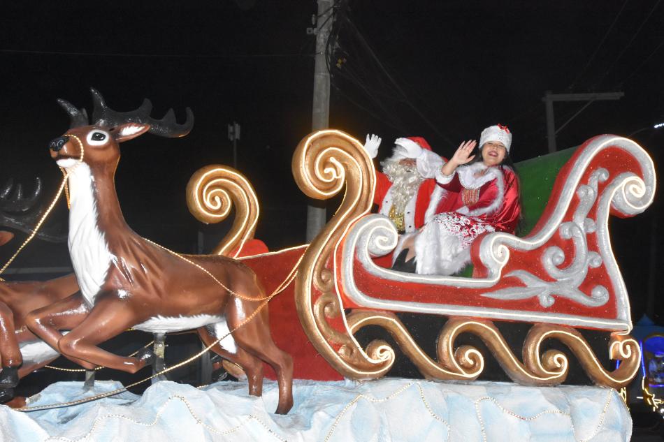 parada-de-natal-emociona-familias-de-ilhabela-com-comboio-encantado-pela-orla-3.jpg