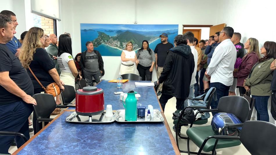 prefeita-flavia-pascoal-regulamenta-atividade-de-turismo-nautico-na-orla-do-itagua.jpeg