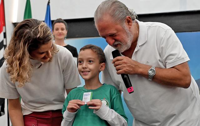 prefeito-toninho-colucci-entrega-primeiras-carteirinhas-municipais-da-pessoa-com-deficiencia-durante-plenaria-setembro-verde-2.jpeg