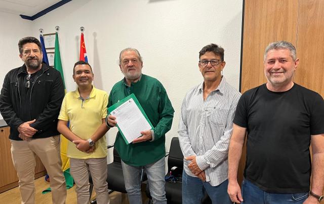 prefeito-toninho-colucci-entrega-projeto-da-ldo-2027-a-camara-municipal-1.jpeg