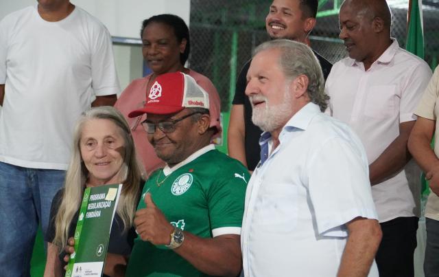 prefeito-toninho-colucci-entrega-titulos-de-regularizacao-fundiaria-a-159-familias-do-nucleo-reino-i.jpg