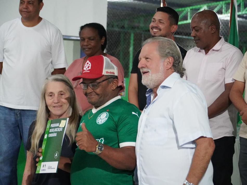 prefeito-toninho-colucci-entrega-titulos-de-regularizacao-fundiaria-a-159-familias-do-nucleo-reino-i.jpg