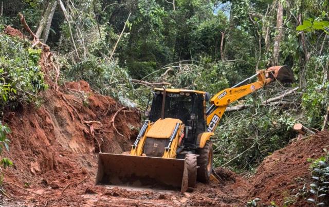 prefeitura-de-ilhabela-intensifica-trabalhos-e-nao-mede-esforcos-para-liberar-estrada-parque-castelhanos-apos-fortes-chuvas.jpg